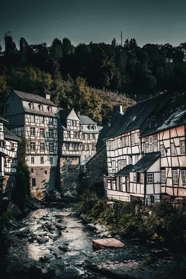 Monschau an der Rur. Man sieht die Rur flankiert von typischen Fachwerkhäusern.