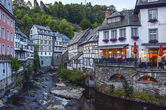 Blick von der Brücke n Monschau auf das rote Haus.