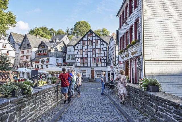 Monschau Stadtkern die kleine Steinbürck die zum Marktplatz führt. Fachwerkhäuser in Hintergrund.