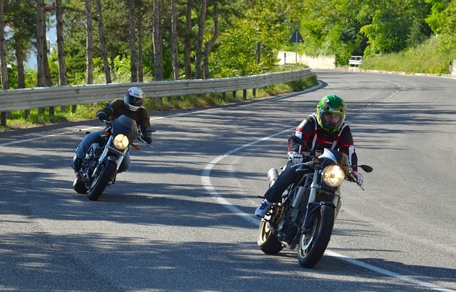 Bild mit Motorrädern auf einer Kurvenstrecke